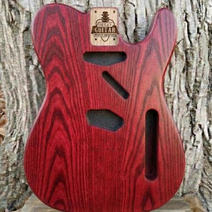 Może przedstawiać: Zestaw trzech ceramicznych wazonów o różnych wysokościach. Najwyższy wazon ma około 25 cm wysokości, z teksturowanym, kremowym wykończeniem. Pozostałe dwa są mniejsze, o podobnym wzorze. Idealne do dekoracji wnętrz.