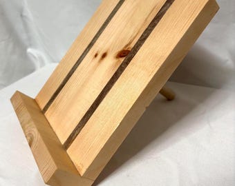 Soporte de madera hecho a mano para recetas o libros.