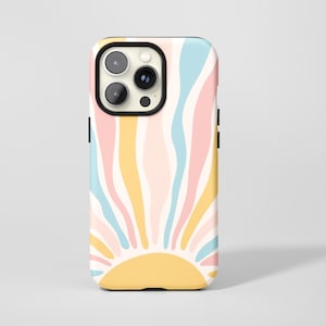 Op de afbeelding: Een telefoonhoesje met een retro-ontwerp met een gele zonnestraal aan de onderkant en pastelkleurige golvende lijnen in roze, blauw en geel die naar boven uitstralen. De hoes heeft een zwarte cameramodule.