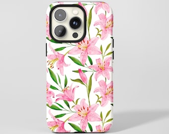 Puede incluir: Una funda de teléfono blanca con un diseño floral de lirios rosas y hojas verdes. Los lirios están pintados al estilo acuarela, con pétalos rosas y estambres amarillos. La funda tiene un módulo de cámara negro.