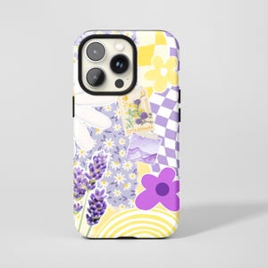 Könnte beinhalten: Eine Handyhülle mit floralem und Patchwork-Design. Die Hülle zeigt Lavendelzweige, Gänseblümchen und lila Blumen auf helllila Hintergrund. Ein gelb-weißes Schachbrettmuster und eine Vintage-Briefmarke sind ebenfalls enthalten.