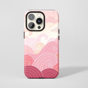 Puede incluir: Una funda de teléfono rosa con un diseño de olas estilizadas en tonos rosas y rojos. La funda tiene un borde negro para la lente de la cámara y un acabado liso. El diseño incluye patrones de olas arremolinadas y formas de nubes.