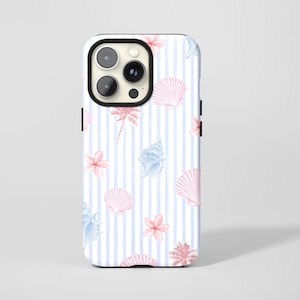 Könnte beinhalten: Eine weiße Handyhülle mit einem Muster aus blau-weißen vertikalen Streifen, rosa Muscheln und rosa und blauen Blumen. Die Hülle hat ein schwarzes Kameramodul.