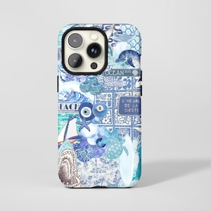 Könnte beinhalten: Eine blau-weiße Handyhülle mit einer Collage von Meeresillustrationen. Das Design umfasst einen Hai, ein Segelboot, Wellen und eine Schildkröte. Die Hülle trägt auch den Text "OCEAN BLVD" und "L'HEURE DE LA SIESTE".