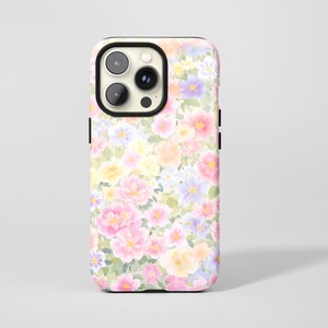 Könnte beinhalten: Eine Handyhülle mit floralem Muster im Aquarellstil. Das Design zeigt rosa, gelbe und lila Blumen. Die Hülle hat einen schwarzen Kameraausschnitt und schwarze Seitentasten. Das Farbschema ist weich und pastellfarben.