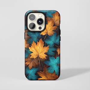 Op de afbeelding: Een telefoonhoesje met een levendig patroon van herfstbladeren. Het ontwerp bevat esdoornbladeren in goud, teal en bruin, tegen een donkere achtergrond. De hoes heeft een zwarte rand en een cameramodule.