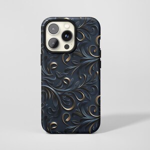Könnte beinhalten: Eine dunkelmarineblaue Smartphone-Hülle mit einem sich wiederholenden, geprägten Muster aus wirbelnden, dreidimensionalen Blättern im Akanthus-Stil in tiefblauen und goldmetallischen Farbtönen, mit Aussparung für ein Dreifach-Kamerasystem.