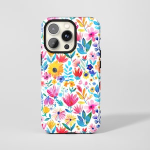 Könnte beinhalten: Eine weiße Handyhülle mit einem lebendigen Blumenmuster. Das Design zeigt eine Vielzahl farbenfroher Blumen, darunter rosa, gelbe und blaue Blüten, mit grünen Blättern. Die Hülle hat einen schwarzen Rand und einen Kameraausschnitt.