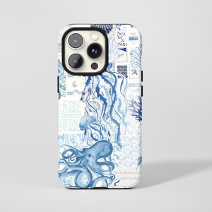 Könnte beinhalten: Eine weiß-blaue Handyhülle mit einem Design aus Oktopus, Quallen und Muscheln. Die Hülle hat eine Collage von Illustrationen zum Thema Meer und den Text "Sea, Air & Sun".