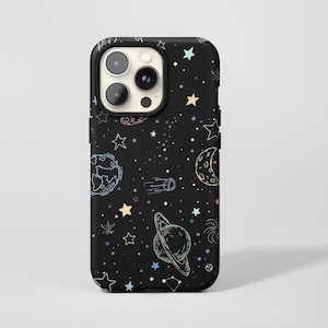 Puede incluir: Funda de teléfono negra con un diseño colorido con temática espacial. La funda presenta ilustraciones de planetas, estrellas, una luna creciente y una estrella fugaz. El diseño incluye acentos azules, amarillos, verdes y rosas.
