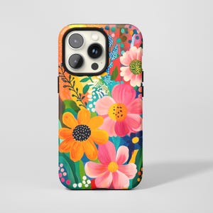 Könnte beinhalten: Eine farbenfrohe Handyhülle mit einem lebendigen Blumendesign. Die Hülle zeigt große orangefarbene und rosa Blüten mit gelben Zentren, vor einem Hintergrund aus grünem Laub und einem Regenbogen-Hintergrund. Der Rand der Hülle ist schwarz.