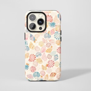 Könnte beinhalten: Eine Handyhülle mit einem sich wiederholenden Muster aus bunten Muscheln in Rosa, Blau, Gelb und Orange auf cremefarbenem Hintergrund. Die Hülle hat einen schwarzen Kamerarand.