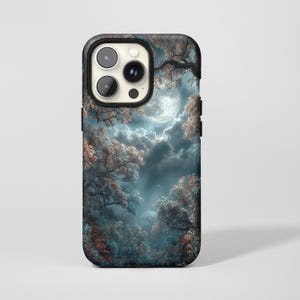 Peut inclure: Coque de téléphone avec un paysage fantastique. L'image présente une pleine lune, des arbres et des nuages dans des tons de bleu, marron et blanc. L'œuvre crée une scène onirique et éthérée. Le boîtier a un bord noir et une découpe pour l'appareil photo.