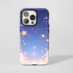 Puede incluir: Funda de teléfono con diseño de cielo nocturno. El fondo es azul oscuro con estrellas amarillas, nubes blancas y rosas y una luna creciente. El borde de la funda es negro.