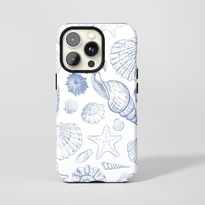 Può includere: Una custodia per telefono bianca con un motivo a conchiglie blu. Il design include varie illustrazioni di conchiglie, come conchiglie, stelle marine e conchiglie. La custodia ha un bordo nero attorno alla fotocamera.