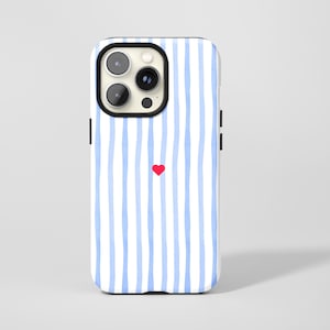 Op de afbeelding: Een witte telefoonhoes met een blauw aquarel streepjespatroon en een klein rood hart. De hoes heeft een zwarte camerabehuizing en zwarte zijknoppen.