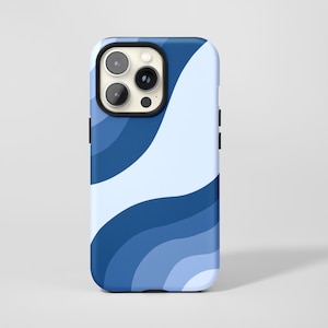 Könnte beinhalten: Eine blau-weiße Handyhülle mit einem wellenförmigen Muster. Die Hülle zeigt eine Reihe von geschwungenen Linien in verschiedenen Blautönen, die ein Retro-Design erzeugen. Die Handyhülle hat einen schwarzen Kameraausschnitt.