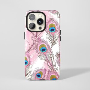 Könnte beinhalten: Handyhülle mit einem sich wiederholenden Muster aus rosa Pfauenfedern mit blauen und goldenen Akzenten. Die Hülle hat einen schwarzen Rand und einen weißen Hintergrund. Das Design ist eine Mischung aus Aquarell und digitaler Kunst.
