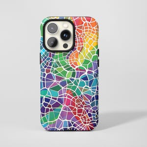 Könnte beinhalten: Eine Smartphone-Hülle mit einem lebendigen, mehrfarbigen Mosaikmuster aus unregelmäßigen Formen, die durch dünne weiße Linien getrennt sind. Das Design umfasst ein Spektrum aus roten, orangen, gelben, grünen, blauen und violetten Farbtönen.