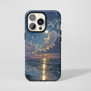 Puede incluir: Funda de teléfono con una pintura de un paisaje marino iluminado por la luna. El diseño presenta un océano reflectante, nubes y un cielo estrellado. La funda tiene un borde azul oscuro y un acabado brillante.