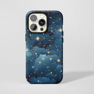 Könnte beinhalten: Eine Smartphone-Hülle mit einem Sternenhimmel-Design. Die Hülle hat einen dunkelblauen Hintergrund mit weißen und goldenen Sternen und stilisierten Wolken. Die Hülle hat ein schwarzes Kameramodul.