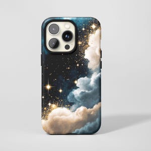 Könnte beinhalten: Eine Smartphone-Hülle mit einem Himmelsdesign. Die Hülle hat einen dunkelblauen und schwarzen Hintergrund mit goldenem Glitzer, weißen und blauen Wolken und hellgelben Sternen. Die Hülle hat einen schwarzen Rand um die Kamera.