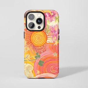Könnte beinhalten: Eine farbenfrohe Handyhülle mit einem lebendigen Aquarelldesign. Die Hülle zeigt eine leuchtend orangefarbene Sonne, rosa Blumen, Sterne und wirbelnde Muster in Orange-, Rosa- und Gelbtönen. Die Hülle hat eine schwarze Kameraobjektivumrandung.