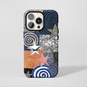 Könnte beinhalten: Eine rechteckige Handyhülle mit einer Collage aus verschiedenen Mustern und Formen. Das Design umfasst blaue und weiße Spiralen, einen silbernen Glitzerbereich mit kleinen Sternen, einen rot-weiß gestreiften Stern und eine Holzmaserung.