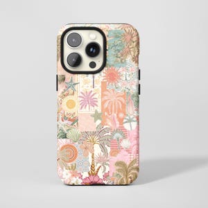 Könnte beinhalten: Eine Handyhülle mit einem Collage-Design mit Palmen, Sonnen und floralen Elementen in Rosa-, Pfirsich- und Grüntönen. Die Hülle hat einen schwarzen Kameraausschnitt und eine glänzende Oberfläche.