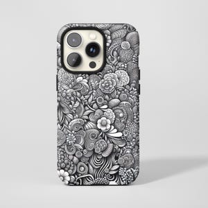 Könnte beinhalten: Eine Smartphone-Hülle mit einem dichten, schwarz-weißen Muster aus geschwungenen Linien, floralen Formen und texturierten kreisförmigen Motiven. Das Design bedeckt die gesamte Rückseite und umgibt das dreifache Kameraobjektiv-Modul.