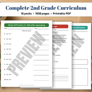 Puede incluir: Un conjunto de plan de estudios imprimible para segundo grado con 1038 páginas en 12 paquetes. El documento muestra hojas de práctica de matemáticas con sumas, pasajes de lectura y temas de ciencias como la polinización.