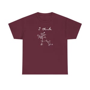 Puede incluir: Una camiseta de manga corta color granate con un estampado gráfico blanco del boceto del árbol evolutivo de Charles Darwin. Sobre el árbol, el texto escrito a mano dice I think. El diseño incluye las letras A, B, C, D y el número 1.