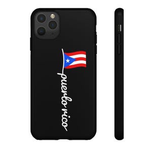 Puede incluir: Funda de teléfono negra con la bandera de Puerto Rico y la inscripción "puerto rico" en blanco. La bandera es roja, blanca y azul. La funda del teléfono tiene recortes para la cámara y los botones.