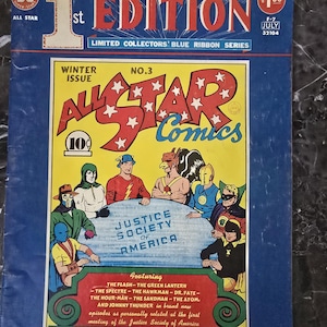 Könnte beinhalten: Ein Vintage-Comic-Cover für All Star Comics, Winterausgabe Nr. 3, mit der Justice Society of America. Das Cover hat einen blauen Rand und zeigt den Text "1st Edition" und "Famous". Der Comic ist aus dem Juli.