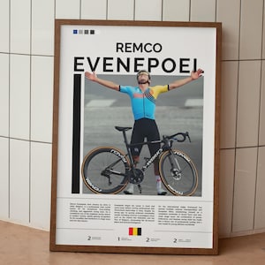 Puede incluir: Una taza de cerámica blanca con un asa negra y el texto "But First, Coffee" en negro y negrita. La taza está sobre una superficie de madera. La taza mide 10 cm de alto.