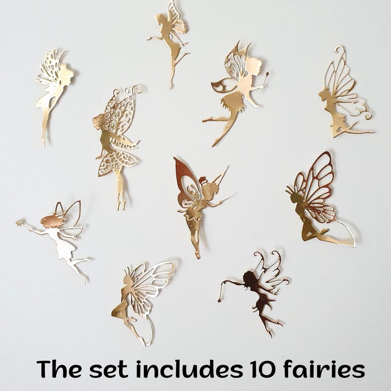 Pu&ograve; includere: Un set di dieci decorazioni a forma di fata metalliche in varie pose. Le fate sono in tonalit&agrave; oro, bronzo e argento, con intricati disegni di ali e corpo. Il testo in basso recita: "The set includes 10 fairies."