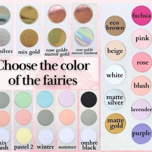 Pu&ograve; includere: Una tabella colori con vari campioni circolari in colori metallizzati, opachi e pieni. Il testo "Scegli il colore delle fate" &egrave; visualizzato. I colori includono rosa, blu, oro, argento e altro.