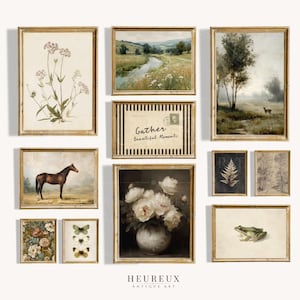Può includere: Un set da parete composto da dodici stampe artistiche incorniciate raffiguranti illustrazioni botaniche, un paesaggio fluviale, un cervo in un campo, un cavallo marrone, un bouquet floreale in un vaso, una cartolina a righe con il testo Gather Beautiful Moments e una rana.