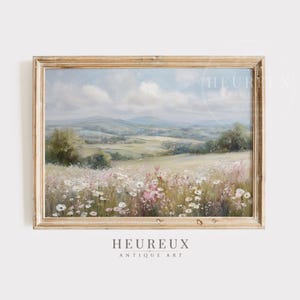 Peut inclure: Une peinture de paysage dans un cadre en bois clair représentant une prairie vallonnée remplie de fleurs sauvages blanches et roses sous un ciel nuageux. La scène montre des collines et des arbres au loin, avec le texte HEUREUX ANTIQUE ART.