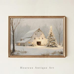 Puede incluir: Pintura enmarcada de una escena invernal con un granero blanco y un árbol de Navidad decorado. El granero tiene un tejado cubierto de nieve y ventanas iluminadas. La obra de arte está en un marco dorado y tiene el texto "Heureux Antique Art".