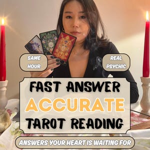 Op de afbeelding: Een persoon die tarotkaarten vasthoudt met de tekst "FAST ANSWER ACCURATE TAROT READING". De afbeelding bevat de tekst "SAME HOUR" en "REAL PSYCHIC". Aan weerszijden van de persoon branden twee rode kaarsen.