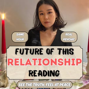 以下が含まれることがあります： 関係性のリーディングを宣伝する画像。「Future of this Relationship Reading」というテキストと、「See the truth, feel at peace」という追加テキストが表示されています。女性が中央にいて、両側にろうそくがあります。「Same Hour」と「Real Psychic」という言葉も表示されています。