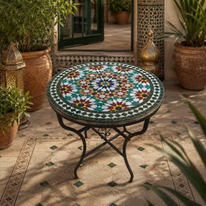 Tavolino marocchino con mosaico Zellige fatto a mano, tavolino rotondo da patio, base in ferro nero, tavolino d'appoggio per giardino esterno, arredamento boho, tavolo d'artista.