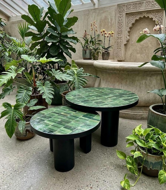 2 Tables gigognes en mosaïque verte, Tables basse artisanale avec pieds noirs, Mobilier de salon moderne, Décoration bohème chic