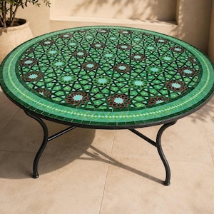 Table basse ronde en mosaïque Zellige marocaine – Table de patio artisanale en carreaux verts – Table en fer forgé pour l'intérieur et l'extérieur – Art marocain personnalisé.