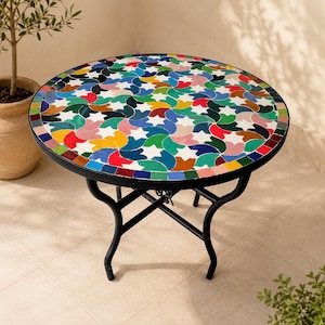 Table d'appoint en mosaïque marocaine faite à la main | Table d'appoint en carreaux Zellige colorés | Table basse ronde pour patio | Table en métal pour intérieur et extérieur | Fez Arts.