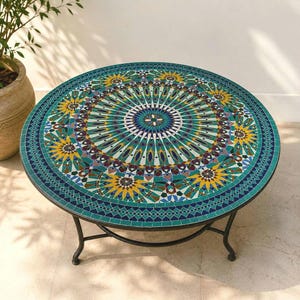 Table basse ronde de patio en mosaïque Zellige marocaine colorée et luxueuse, faite à la main – Pied en fer forgé – Mobilier artisanal d'extérieur et d'intérieur.