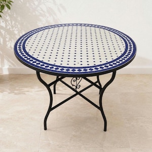 Runder marokkanischer Mosaiktisch, handgefertigter Zellige-Terrassentisch, blau-weißer Keramik-Couchtisch für den Außenbereich, schmiedeeisernes Gestell, artisan décore.