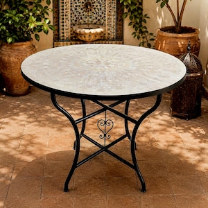 Tavolino rotondo da caffè in mosaico zellige marocchino, realizzato a mano, con base in metallo nero, tavolo artigianale da giardino per esterni, ideale per arredare interni ed esterni.