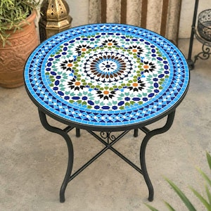 Tavolino laterale con mosaico marocchino, tavolo con piastrelle zellige fatte a mano, tavolo rotondo blu da patio, base in ferro nero, tavolo da bistrot per esterni, complemento d'arredo artigianale.